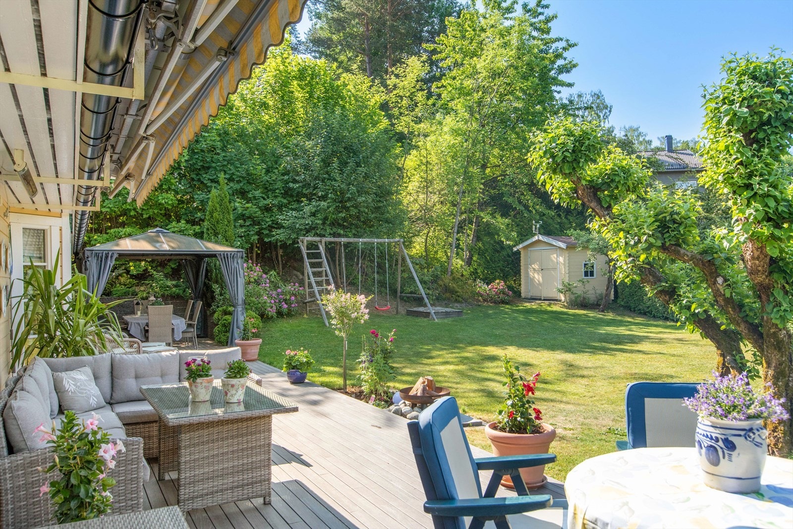 Romslig, flat, meget solrik og skjermet hage med huskestativ, sandkasse og redskapsbod. Paviljongen er fra 2022. Galleribilde