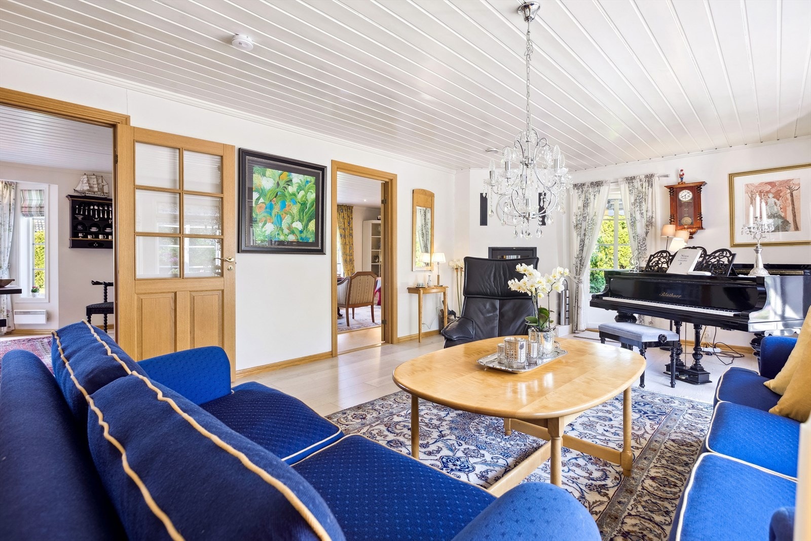 Stuen er romslig med utgang til terrasse med utepeis. Galleribilde