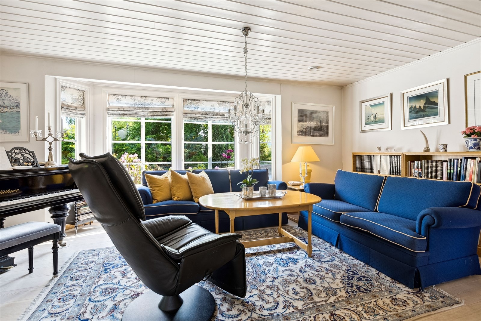 Koselig sofakrok til fornøyelse for familie og venner i sosialt samvær. Galleribilde