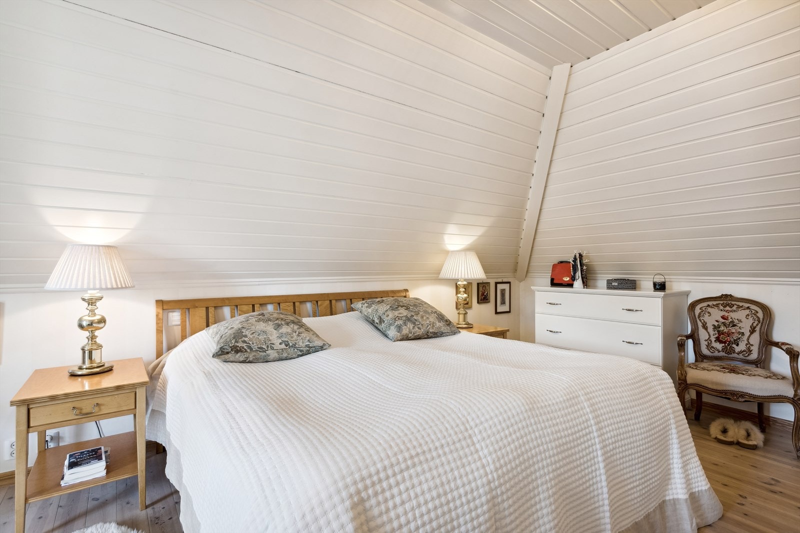 Romslig, lyst og trivelig hovedsoverom med stor skyvedørsgarderobe. Galleribilde