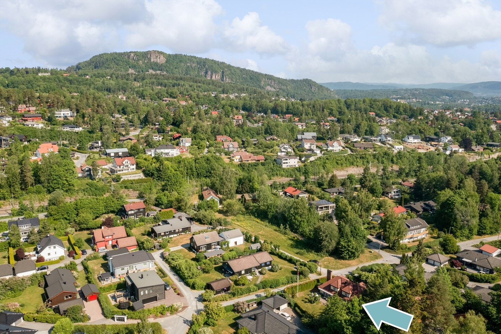 Eiendommen har nærhet til flotte tur- og rekreasjonsområder. Skaugumåsen i bakgrunnen. Galleribilde