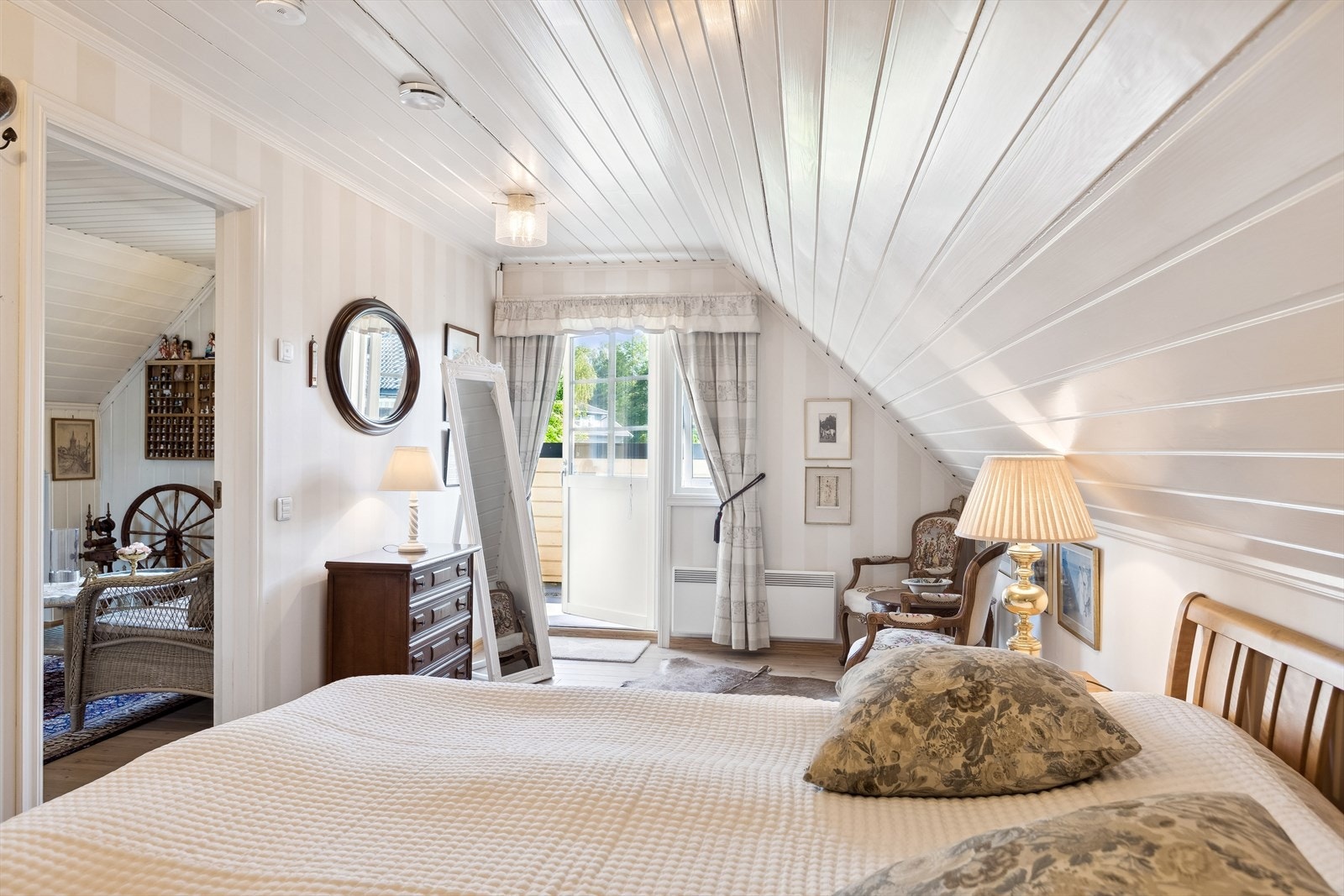 Utgang til solrik balkong fra hovedsoverommet i 2. etasje. Galleribilde