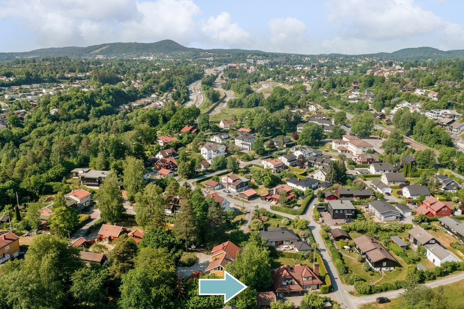 Her får du en bolig med kort avstand til toget, Asker sentrum med alle servicetilbud og Holmensenteret med mange forretninger. Vardåsen med slalombakken i bakgrunnen til venstre. Galleribilde