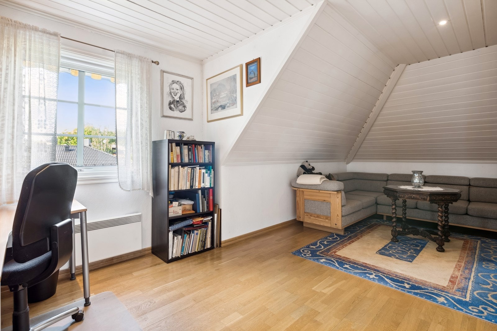 Soverom i 2. etasje brukt som kontor og stue. Galleribilde