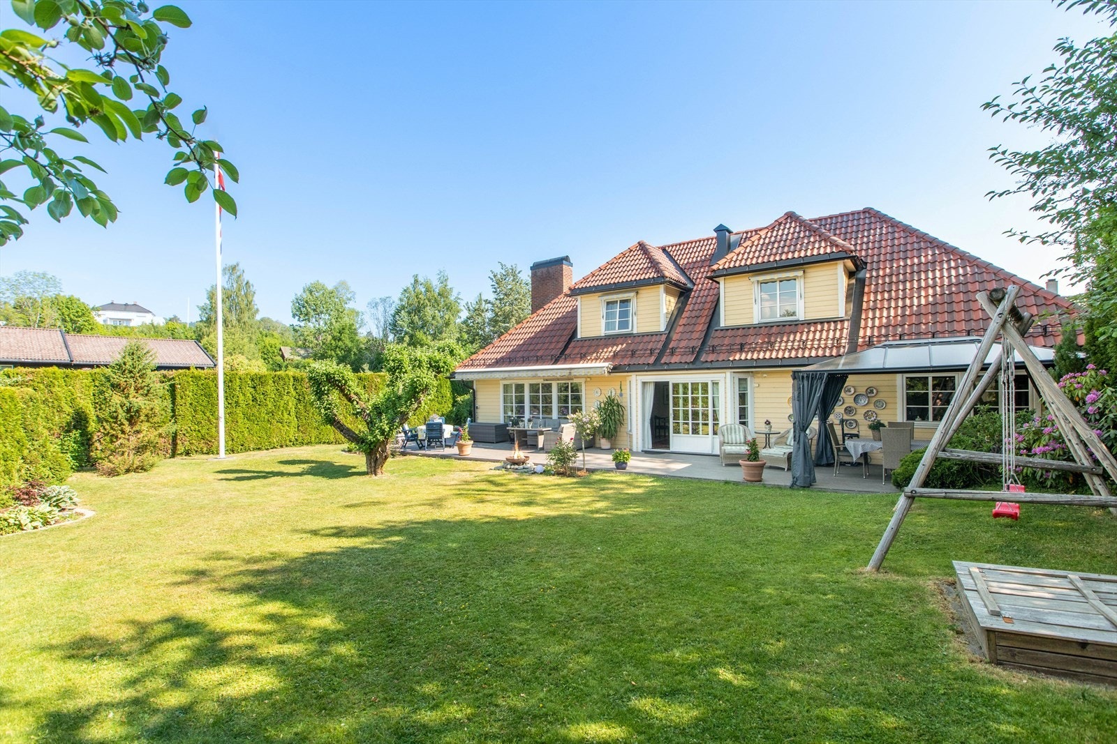 En romslig, usjenert hage med god plass til lek og moro. Svært gode solforhold med sol til ca kl. 21.00 ved midtsommer. Galleribilde