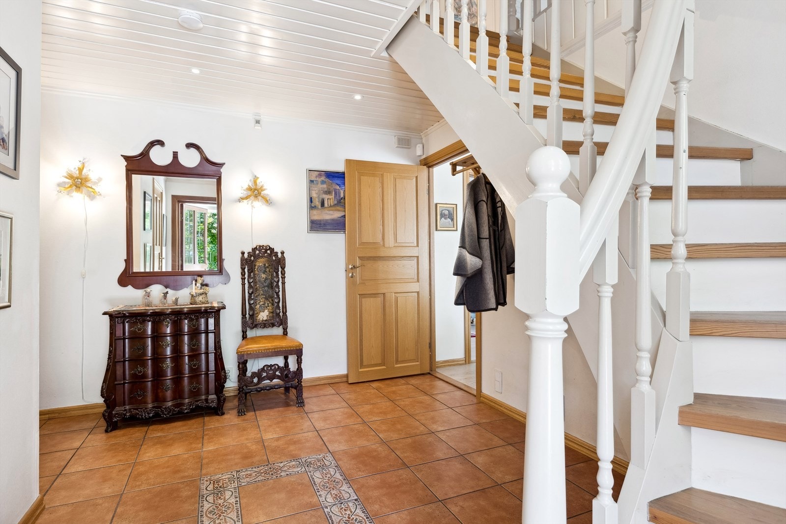 Velkommen inn i romslig, flislagt entre med varmekabler i gulvet og god trapp til 2. etasje. Galleribilde