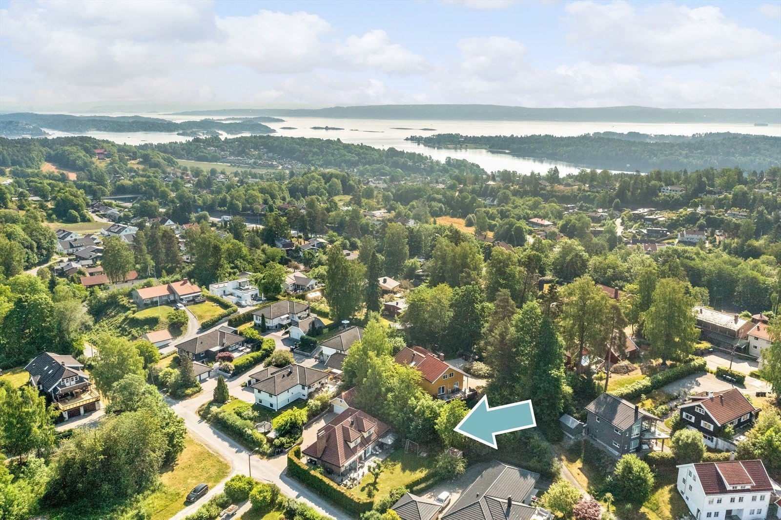 Det er kort rusletur ned til sjøen med fin badestrand ved Hvalstrand Galleribilde