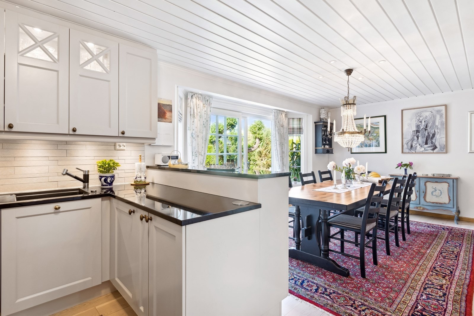 Åpen og praktisk planløsning mellom kjøkken og spisestue. Galleribilde