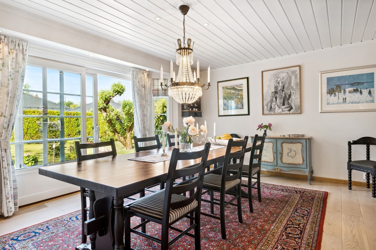 Innbydende og romslig spisestue med god plass til familie og gjester og med utgang via heve/skyvedør til flott terrasse på 65 kvm. Galleribilde