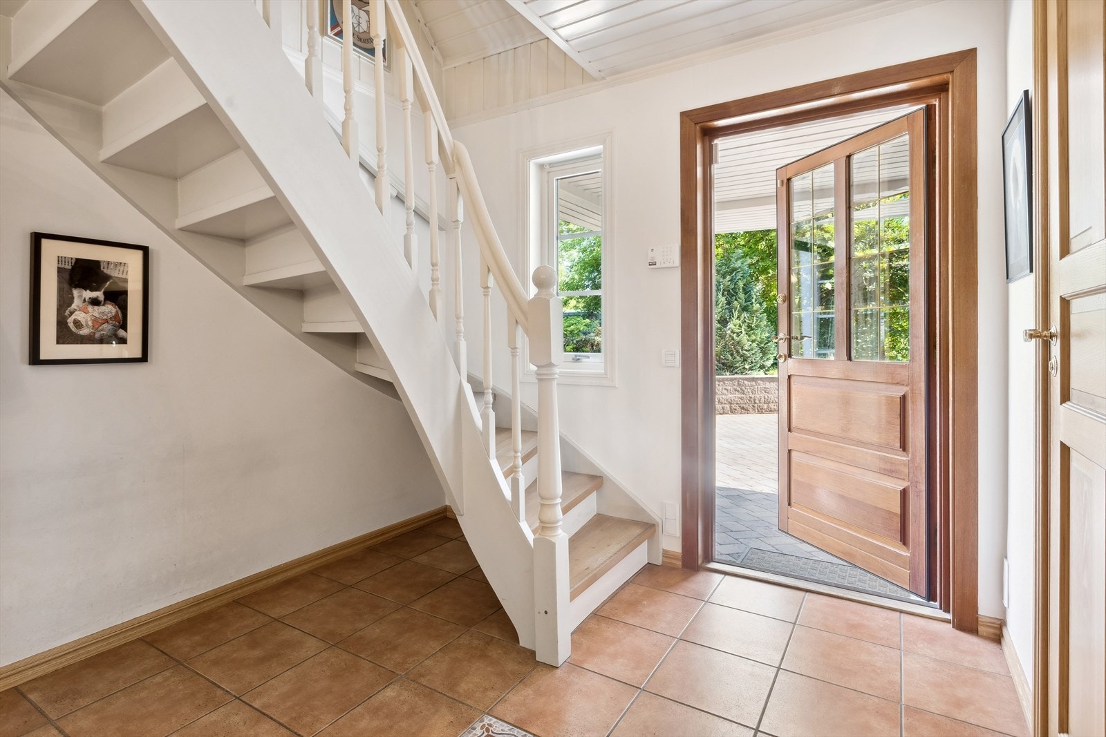 Entreen sett mot utgangsdøren. Galleribilde