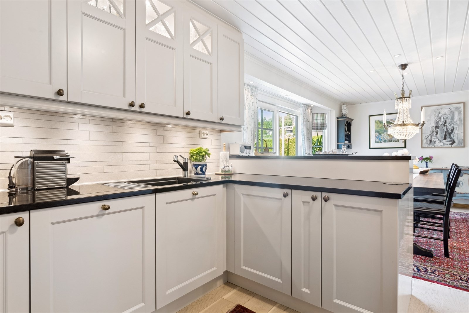 Moderne og stilrent kjøkken fra Strai malt i Strai Kalk . Galleribilde