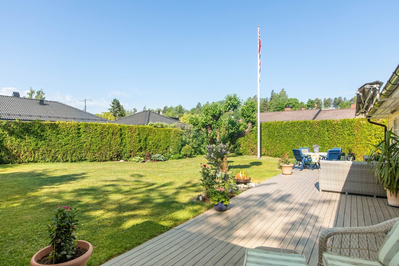 Terrasse på ca 65 kvm med vedlikeholdsfrie terrassebord av termobehandlet tre fra 2021. Galleribilde