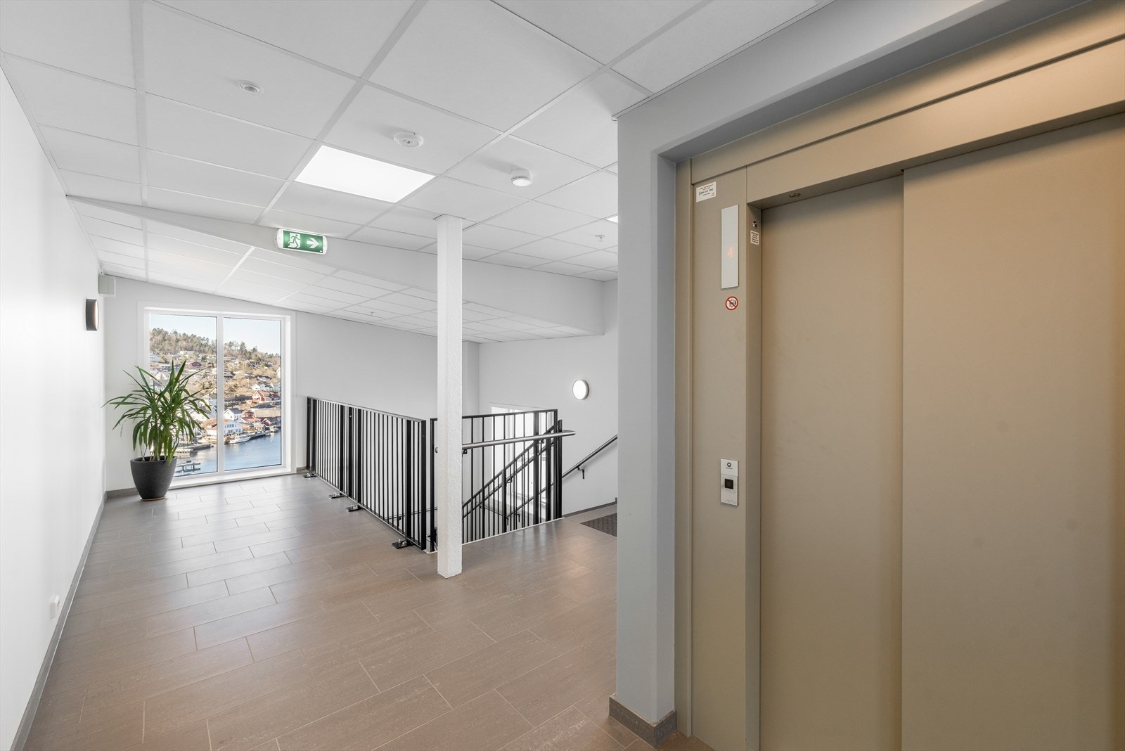 Felles trapperom med heis Galleribilde