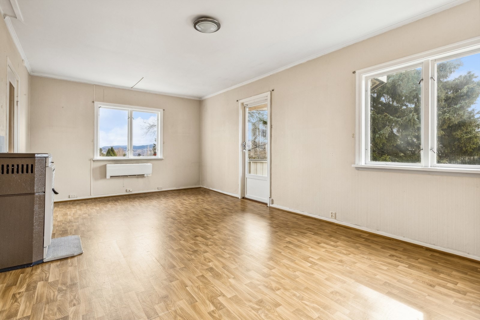 Fra stuen er det utgang til terrasse på ca 9 m² og hage. Galleribilde