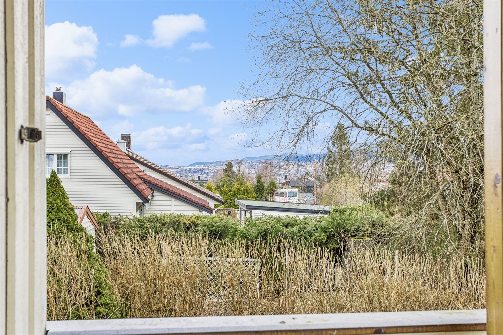 Fra stuen er det utsikt mot byen. Galleribilde