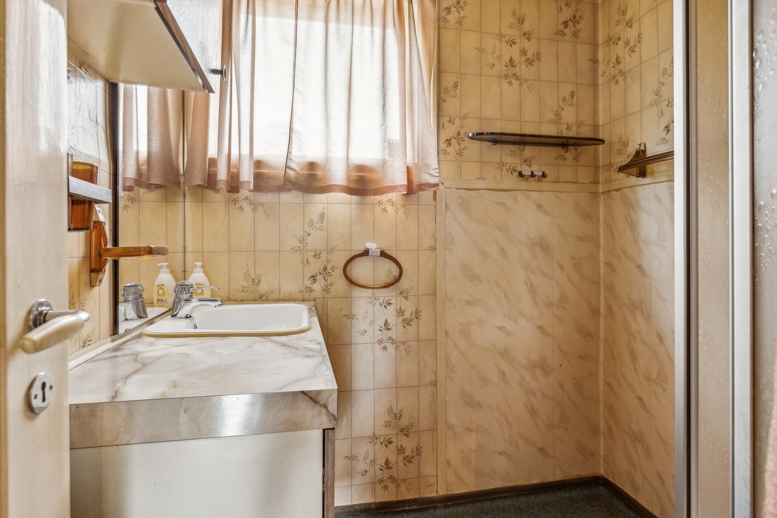 Baderommet er ca 2,9 m² og har våtromsbelegg på gulv. våtromstapet på vegg. Slett malt himling. Badet har dusjkabinett og innredning med servant. Galleribilde