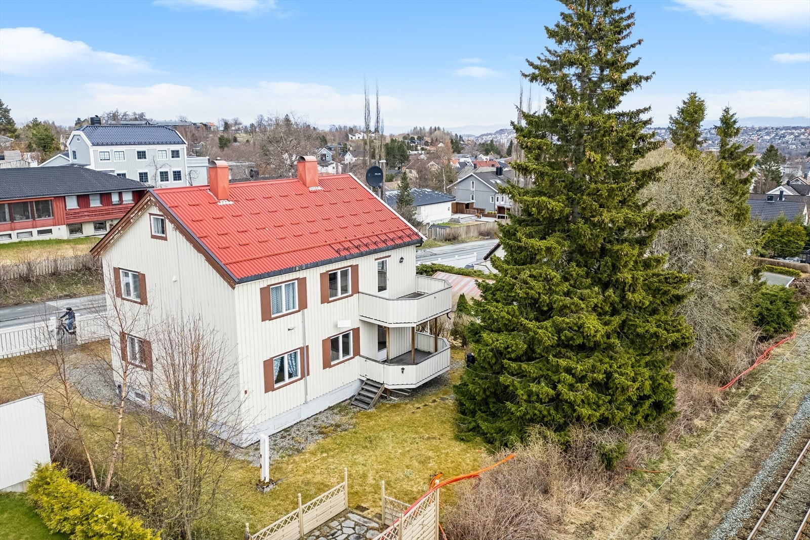 Langs tomta på baksiden går trikken ned til byen eller opp til bymarka. Visste du forresten at Gråkallbanen er verdens nordligste trikkelinje? Galleribilde
