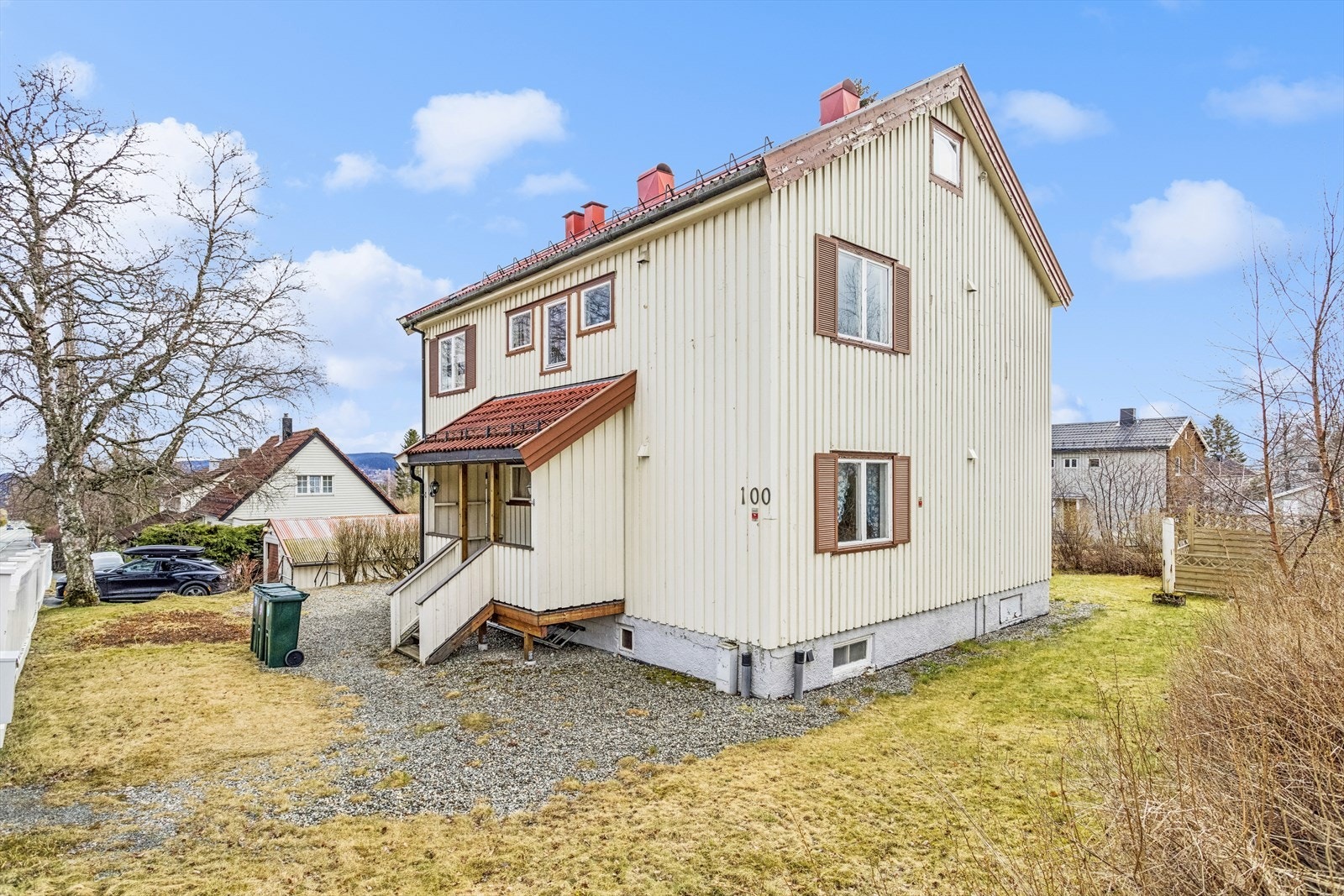 DNB Eiendom ønsker deg velkommen til Munkvoll og Bøckmans veg 100! En hel tomannsbolig med romslig tomt og oppgraderingsbehov. Galleribilde