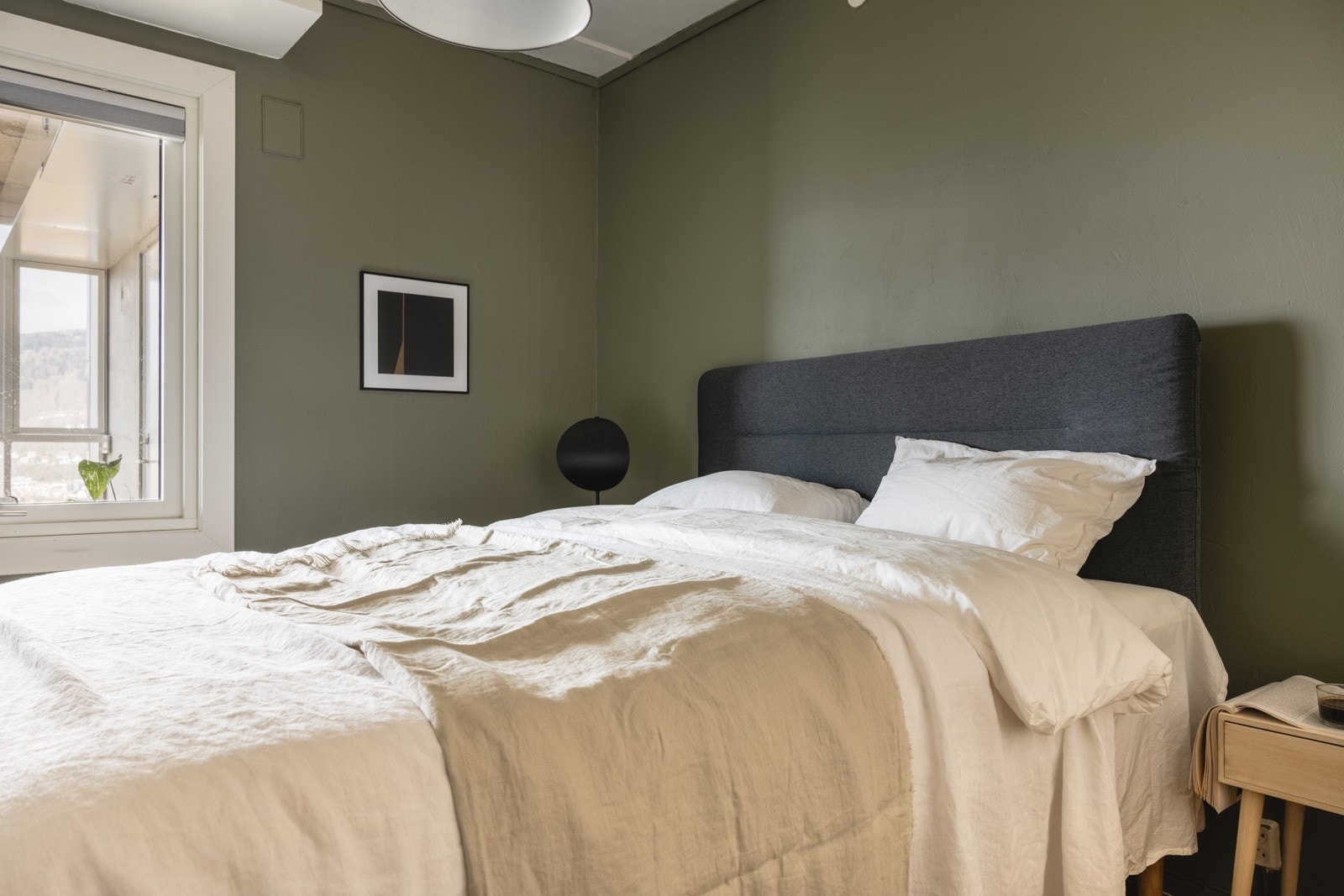 Det er god plass til dobbeltseng og er innredet med skyvedørsgarderobe Galleribilde