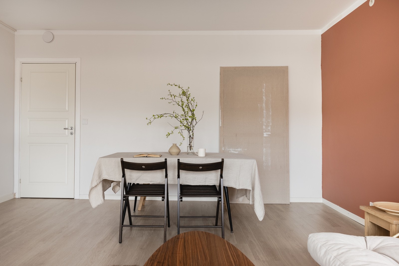 Det er god plass til innredning og stuen fremstår som både lys, åpen og som en sosial sone av leiligheten Galleribilde