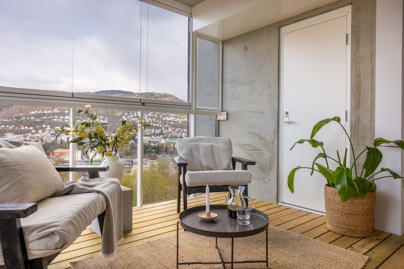 Fra stuen er det utgang til innglasset balkong med fantastisk utsikt Galleribilde