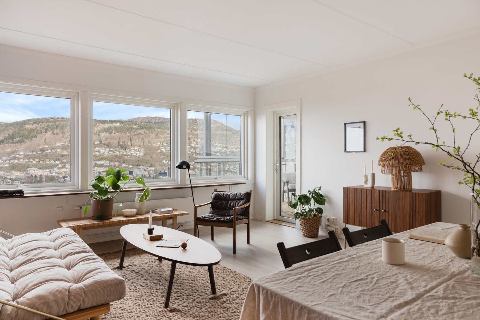Vinduene åpner leiligheten med sitt sjenerøse lysinnslipp og slipper utsikten helt inn i stuen. Galleribilde