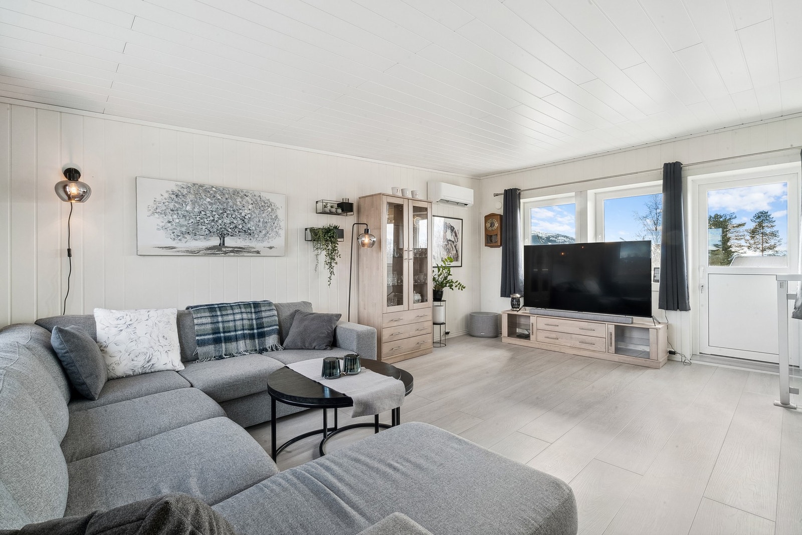 Godt med lysinnslipp gjør stuen lys og luftig. Galleribilde