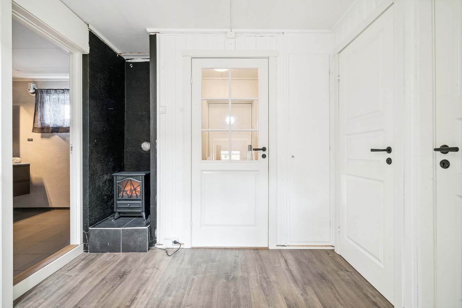 Hall i 1. etasje med dør til entre. Galleribilde