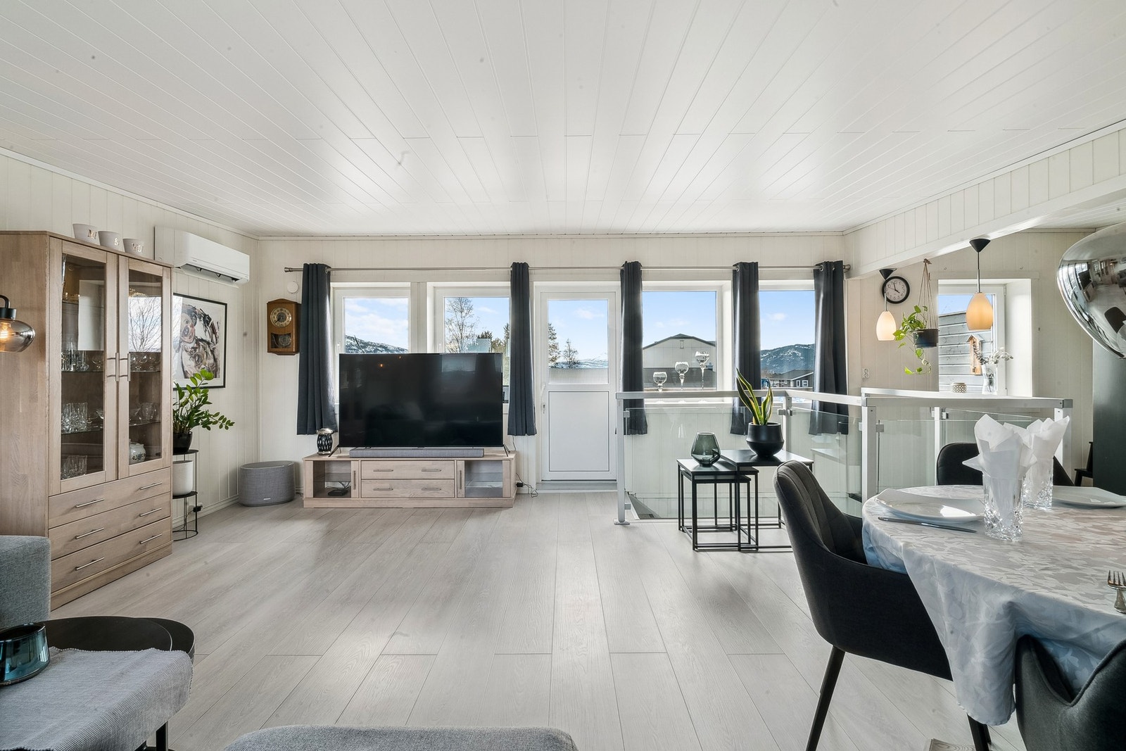 Utgang fra stue til romslig balkong. Galleribilde