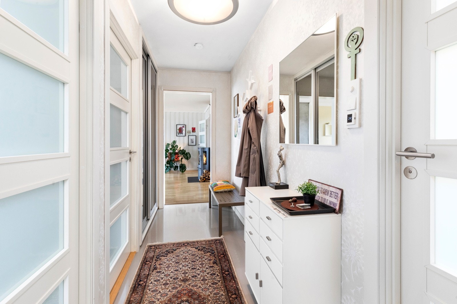 Gang med garderobeskap Galleribilde
