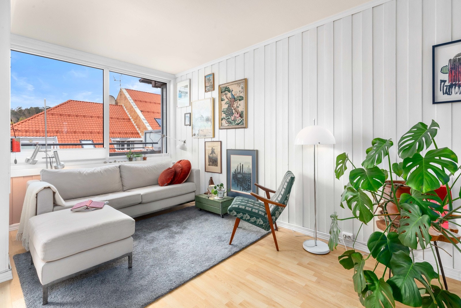 Stue med god plass til sofagruppe Galleribilde