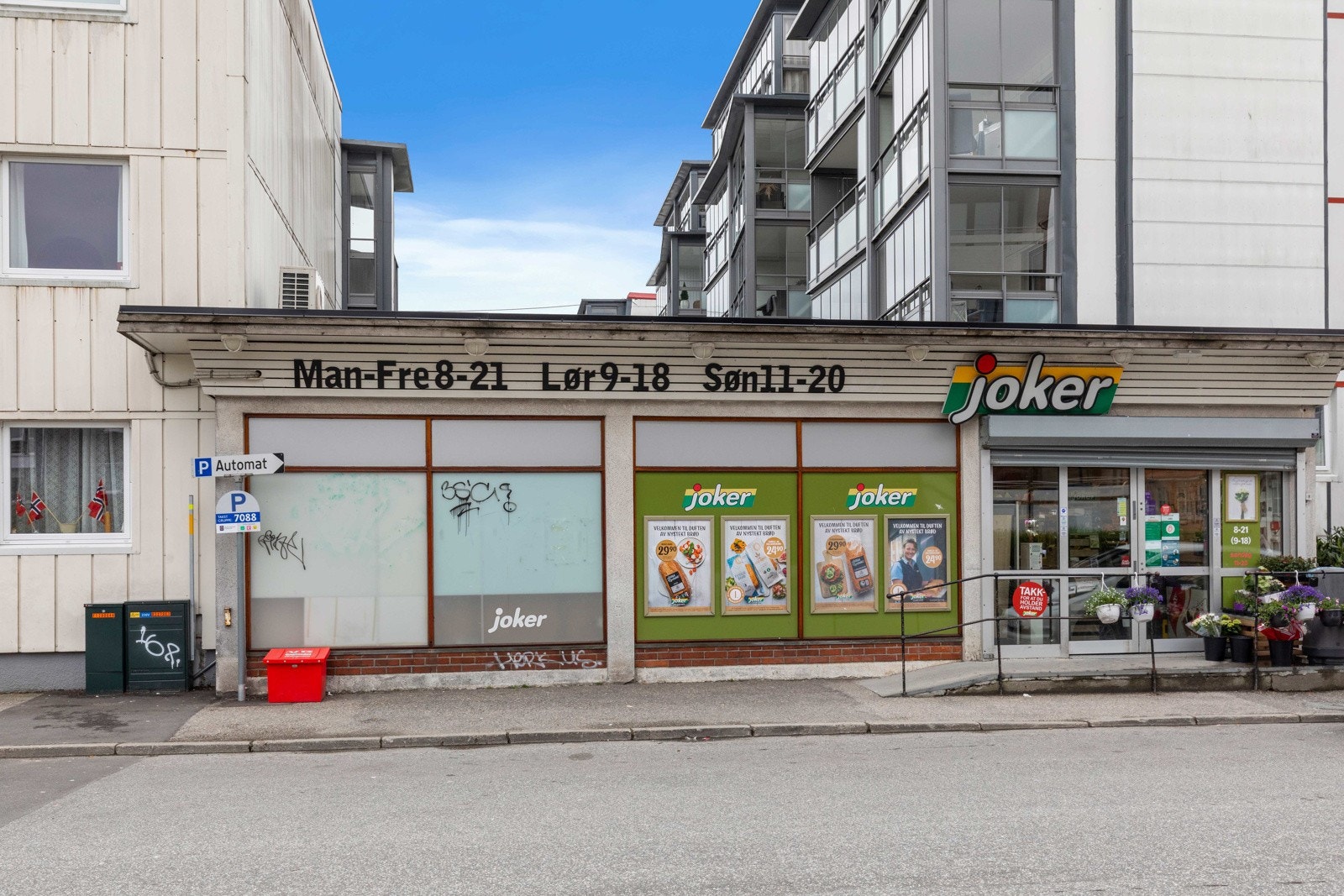 Joker butikk rett over gaten (som også er søndagsåpent) Galleribilde