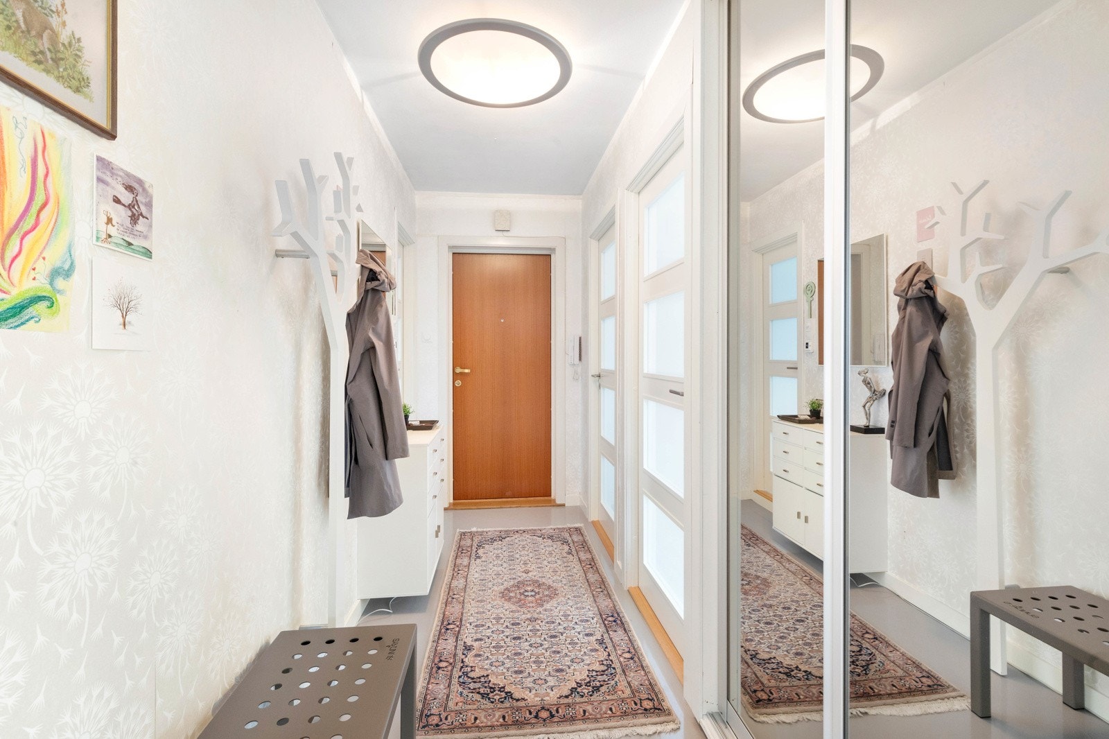 Gang med garderobeskap Galleribilde