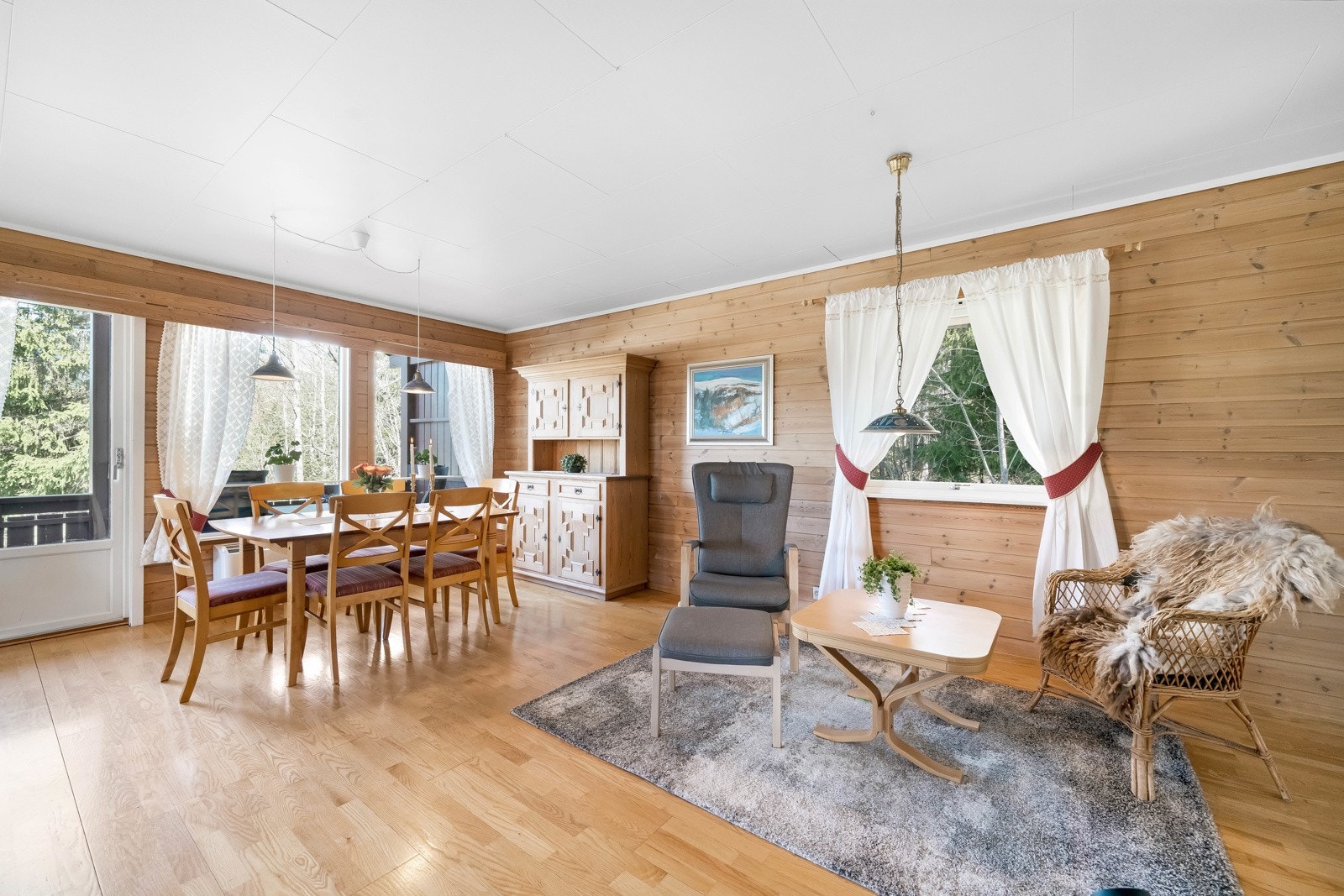 Hyggelig stue med store vindusflater for rikelig med lys. Galleribilde