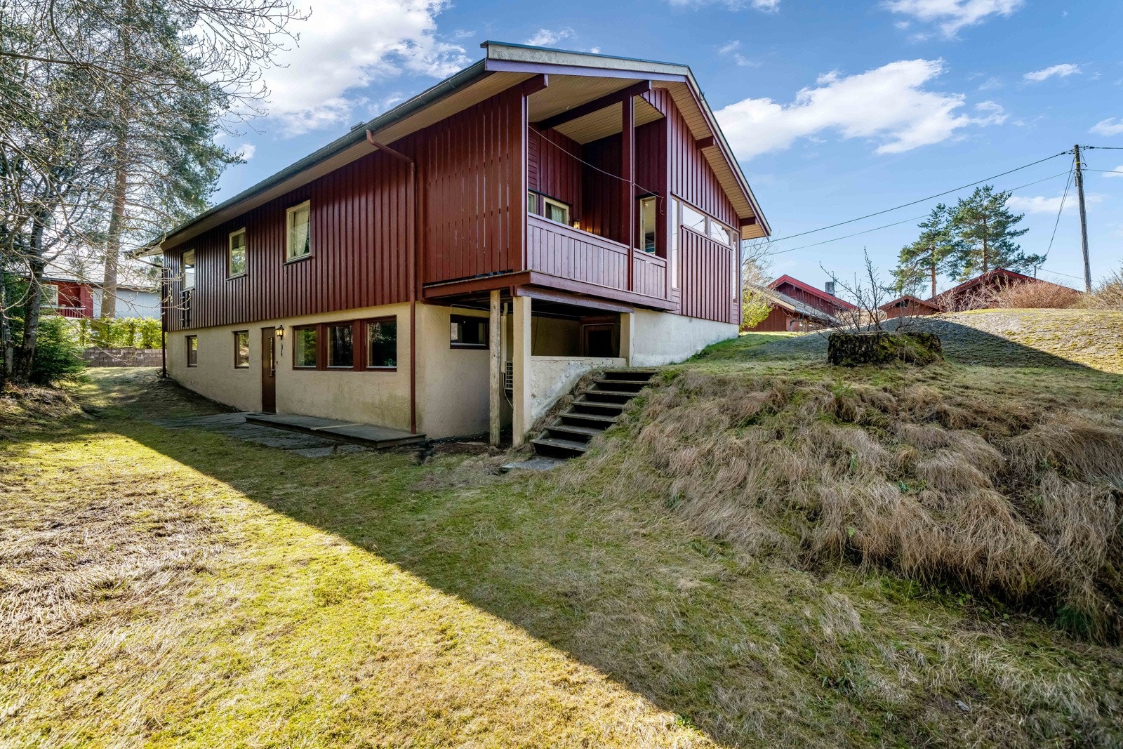 Skjermet uteplass og inngang til hybel. Galleribilde