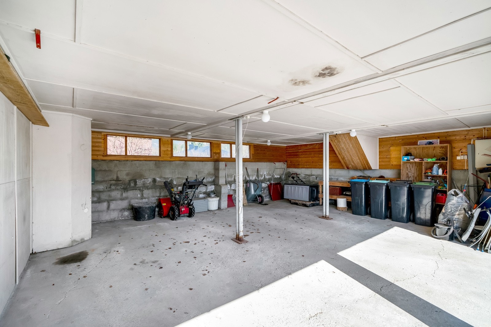 Dobbel garasje i felles bygg med nabo. Stort rom på garasjeloft for lagring. Galleribilde