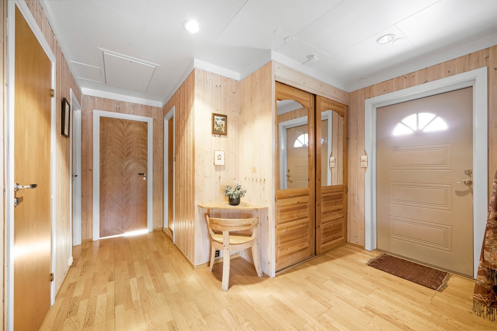 Trivelig entrè med skyvedørsgarderobe. Galleribilde