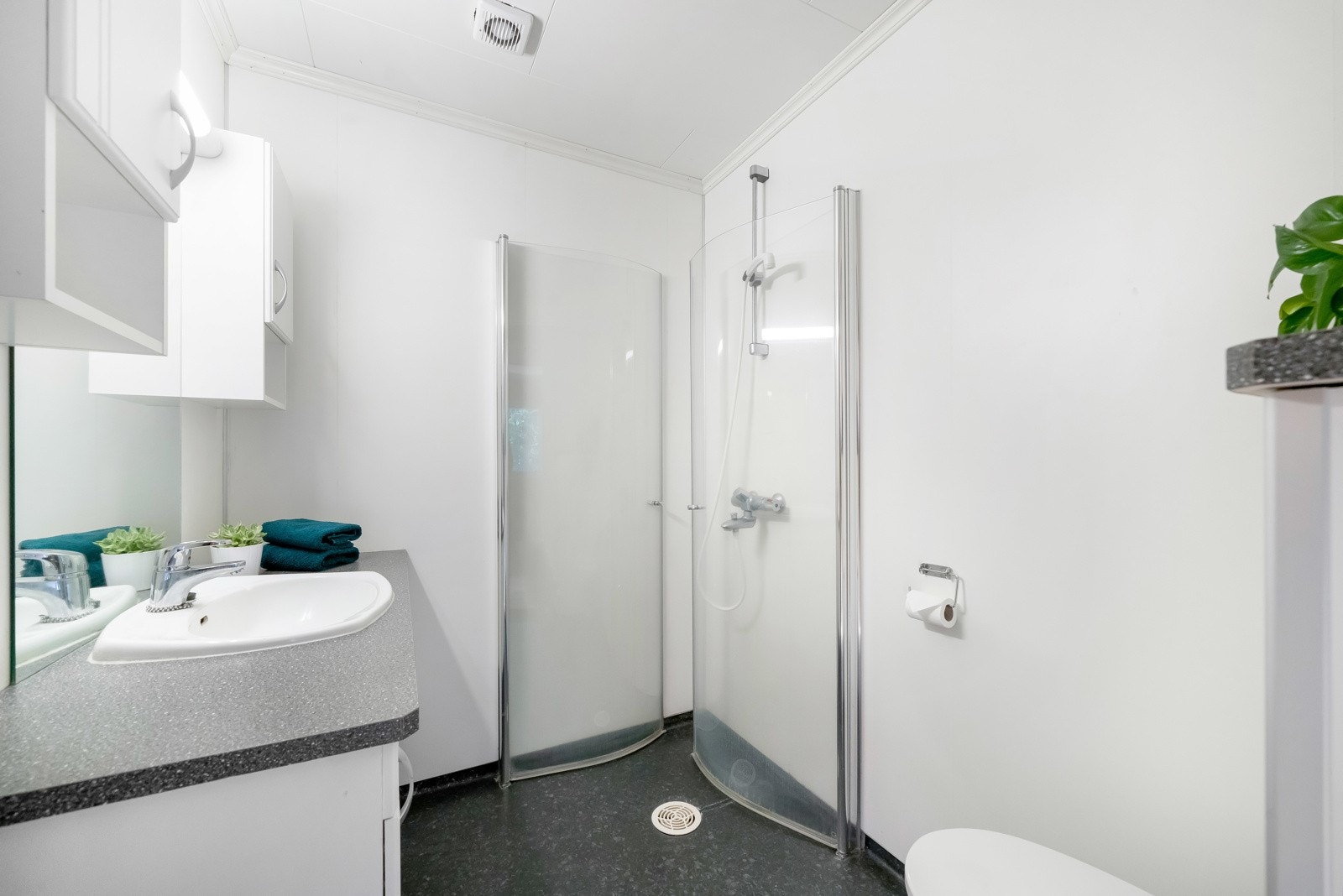 Boligen har hele tre bad, dette ligger i boligens hovedetasje og er utstyrt med varmekabler. Galleribilde