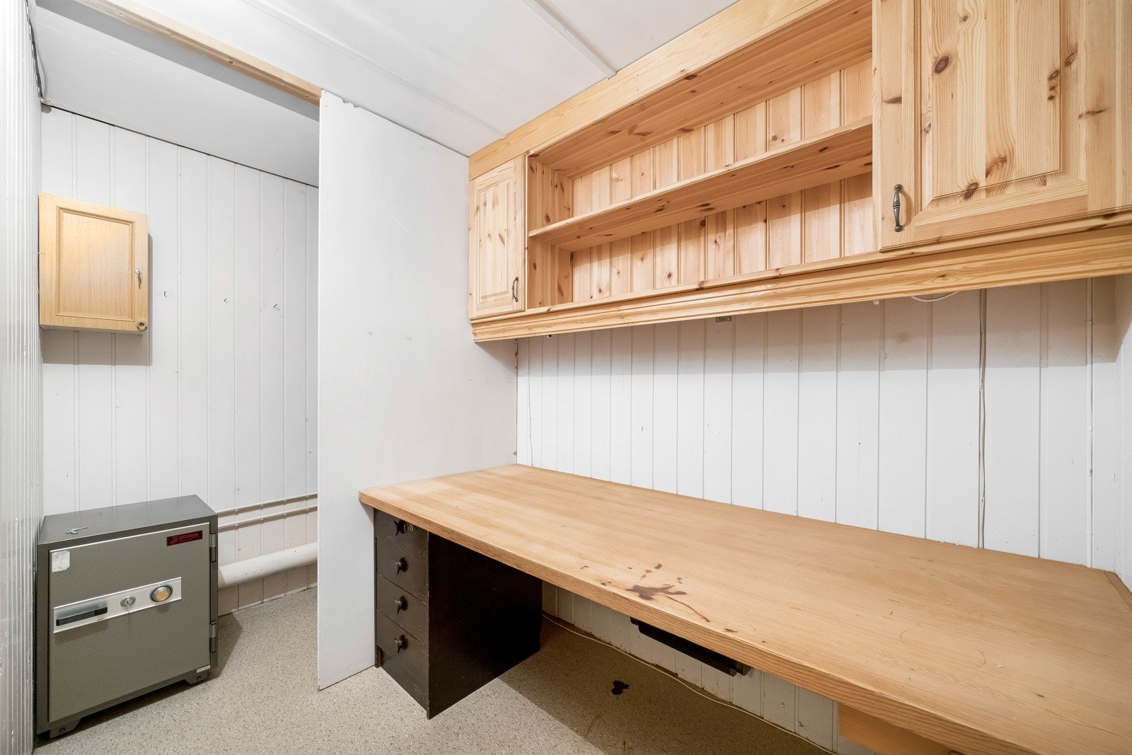 Praktisk bod med hyller og arbeidsbenk. Galleribilde