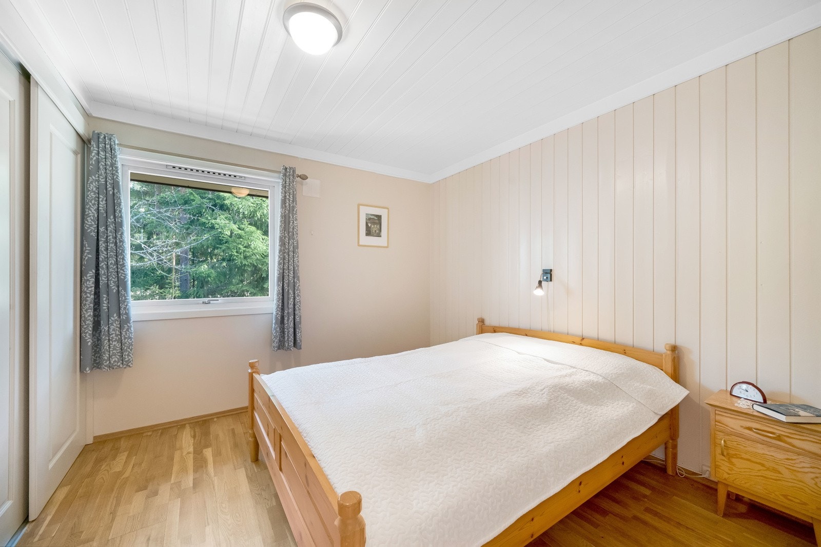 Boligen har hele fire soverom, hvor tre ligger i boligens hovedetasje. Galleribilde