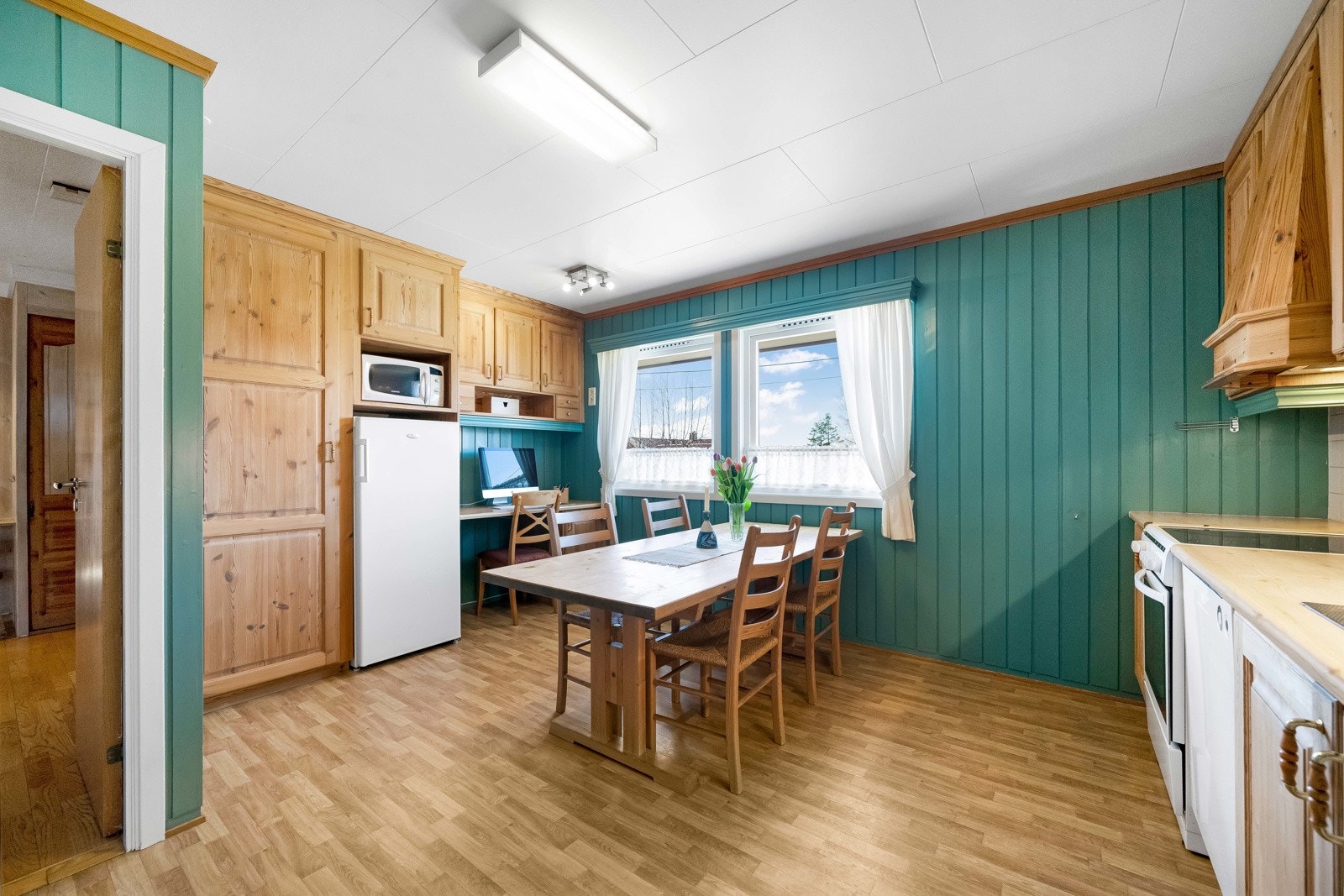 God plass til stort kjøkkenbord og spiseplasser for hele familien. Galleribilde