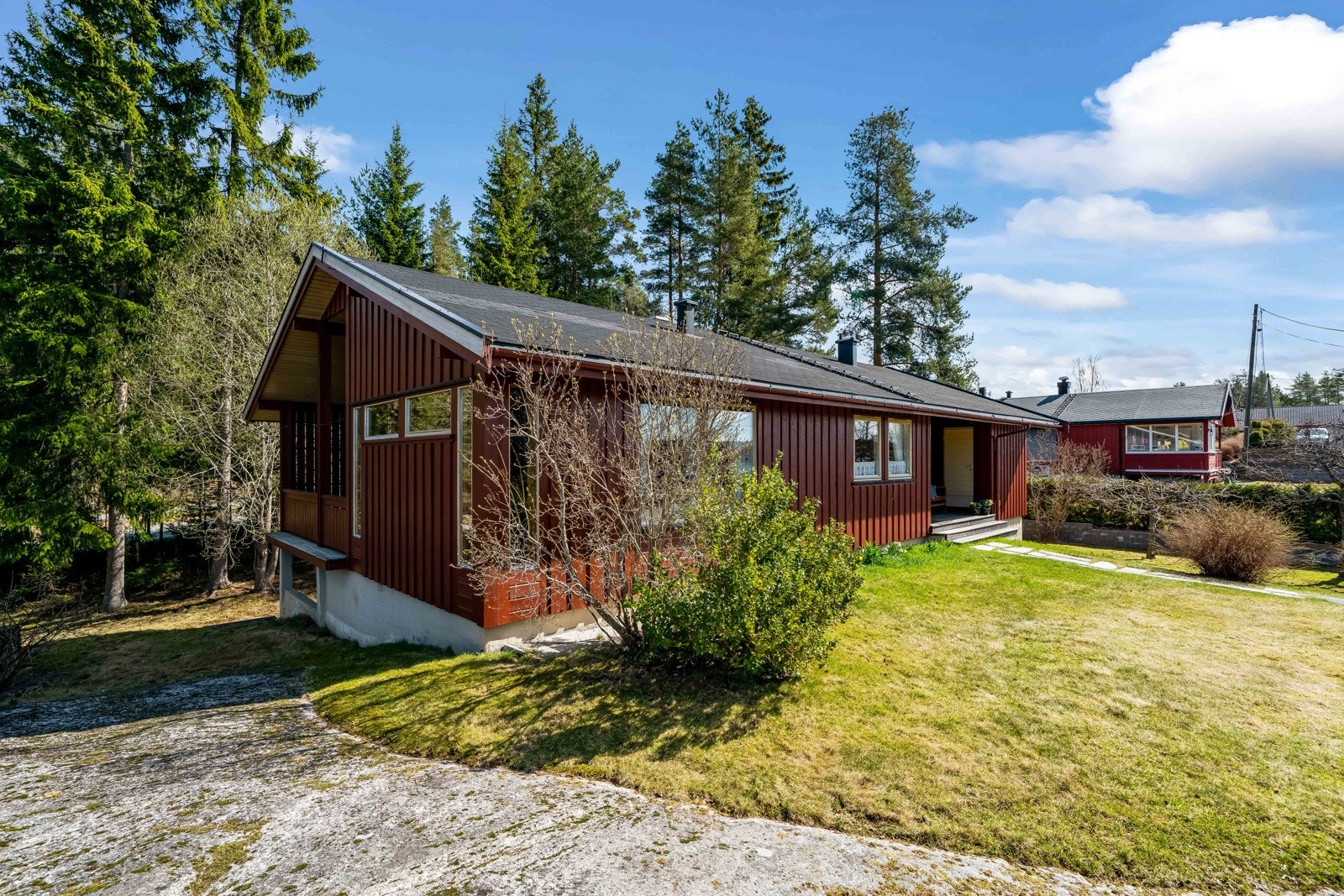 I tillegg er det lagt plen, gruset sti, trapper og steinsatte murer. Galleribilde