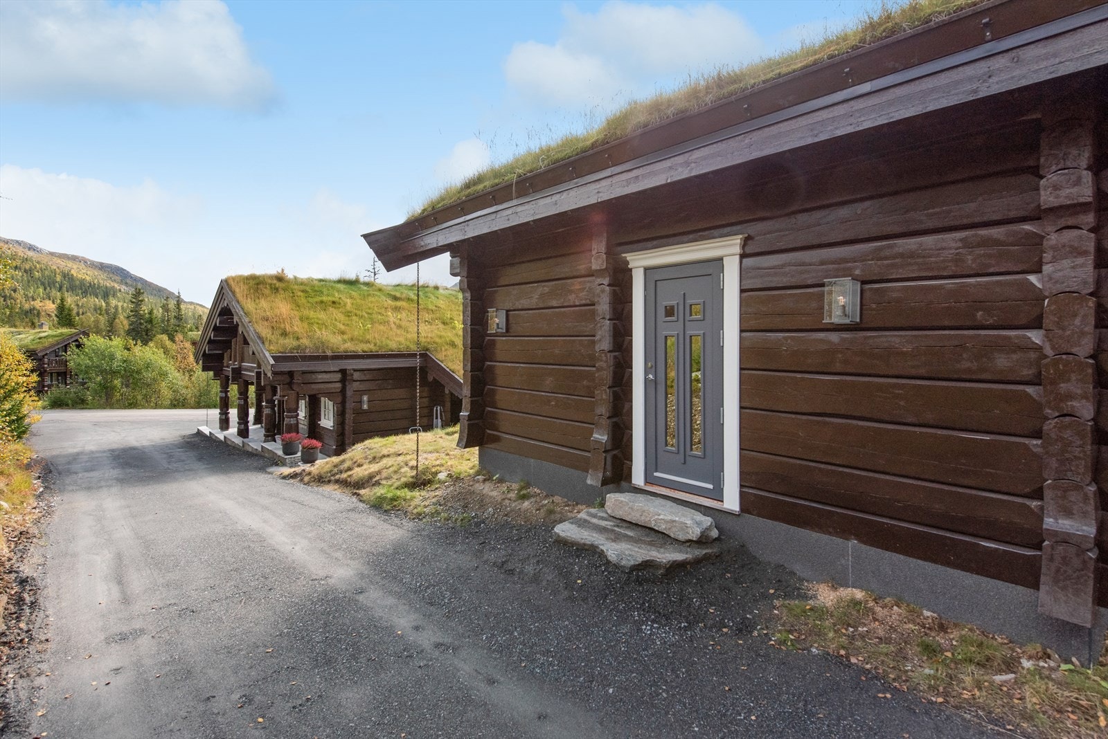 Det er gruset innkjøring og romslig gårdsrom. Galleribilde