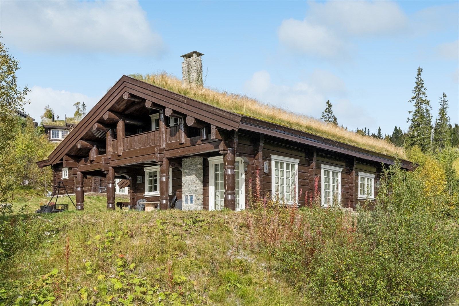 Tomten ligger i et attraktivt hyttefelt, grensende til friområde og med sol hele dagen. Galleribilde