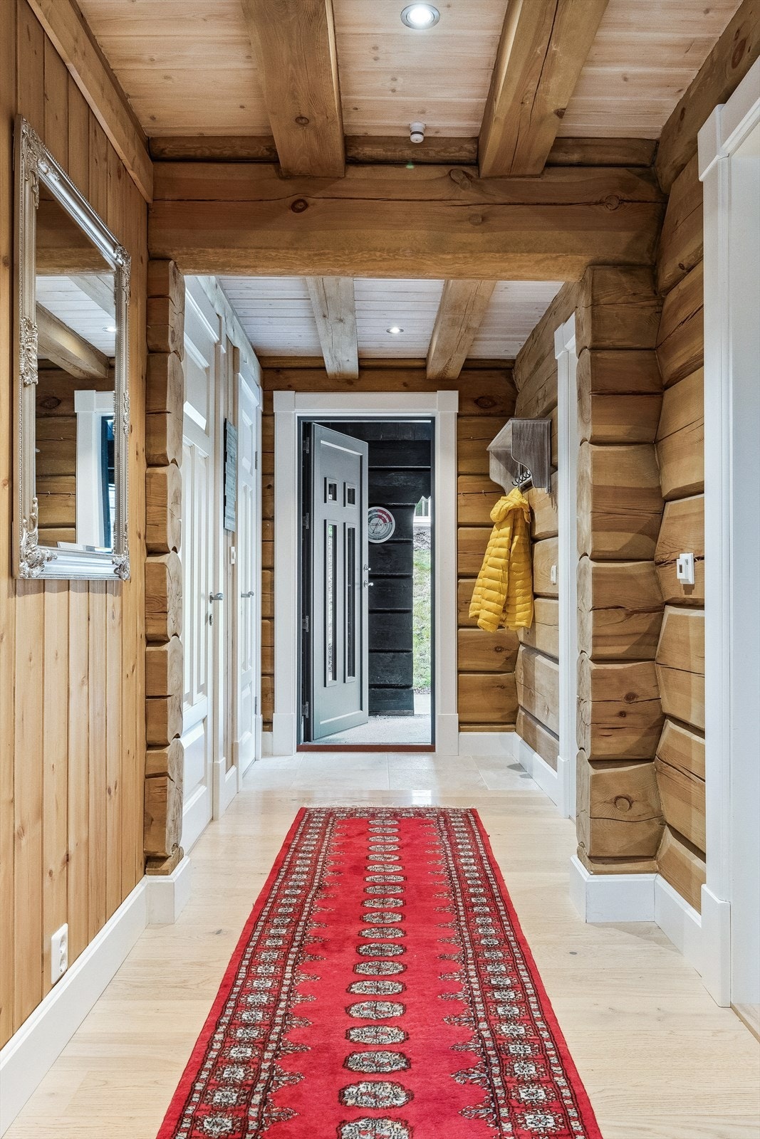 Velkommen inn! Her er det god plass til å henge fra seg yttertøyet. Det er varme i gulv. Galleribilde