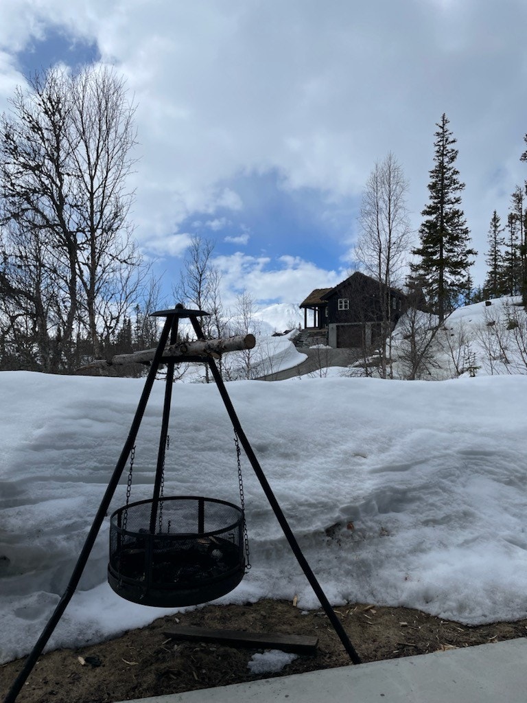 Utsikt fra uteplassen til Gaustatoppen. Galleribilde
