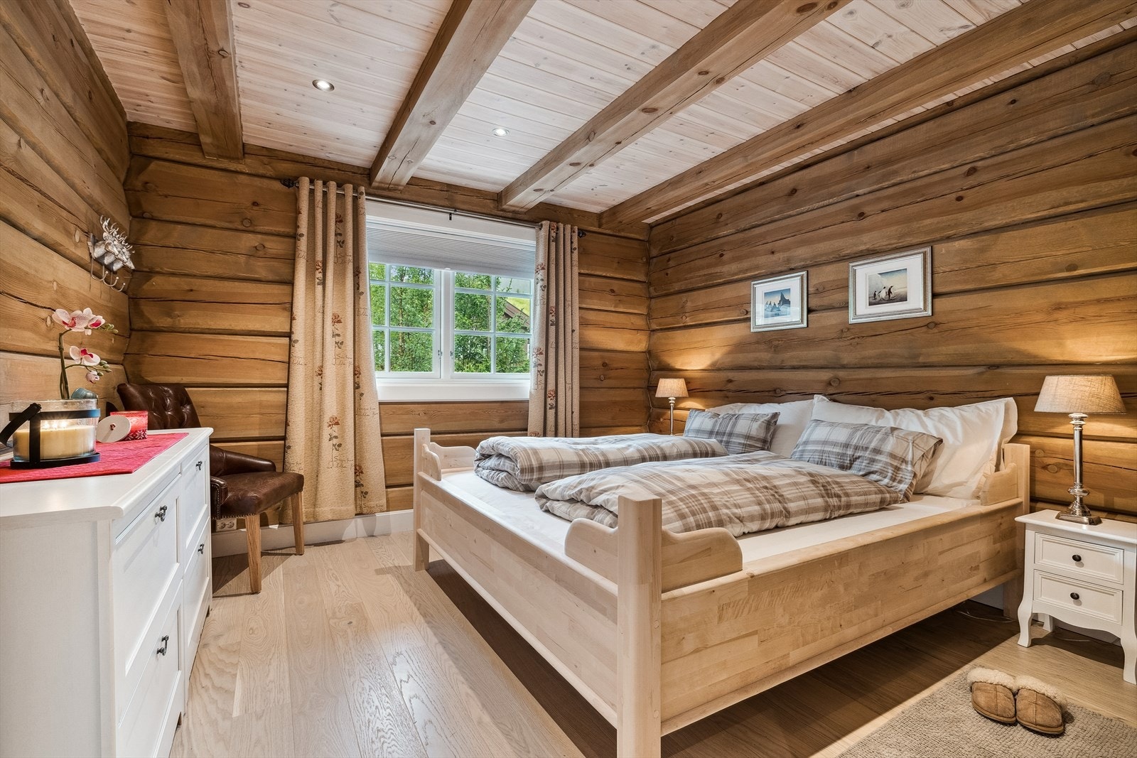 Hovedsoverommet har god plass til dobbeltseng. Galleribilde