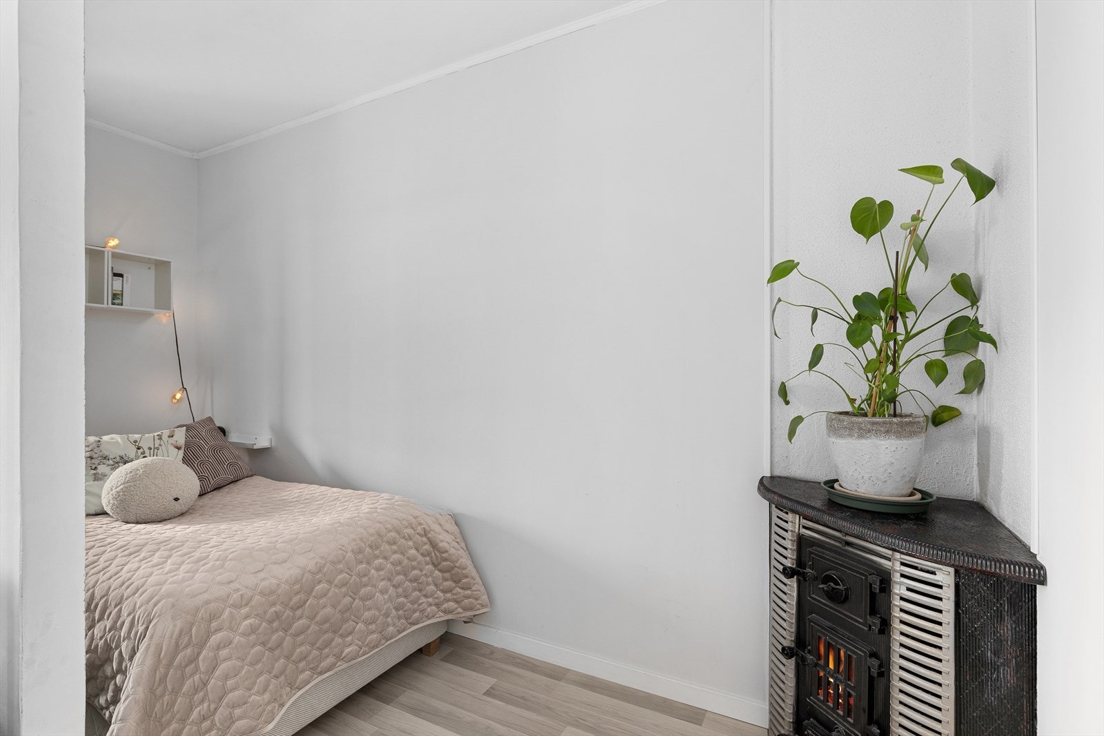 Det er satt opp skillevegg i stue for å etablere sovealkove. Galleribilde
