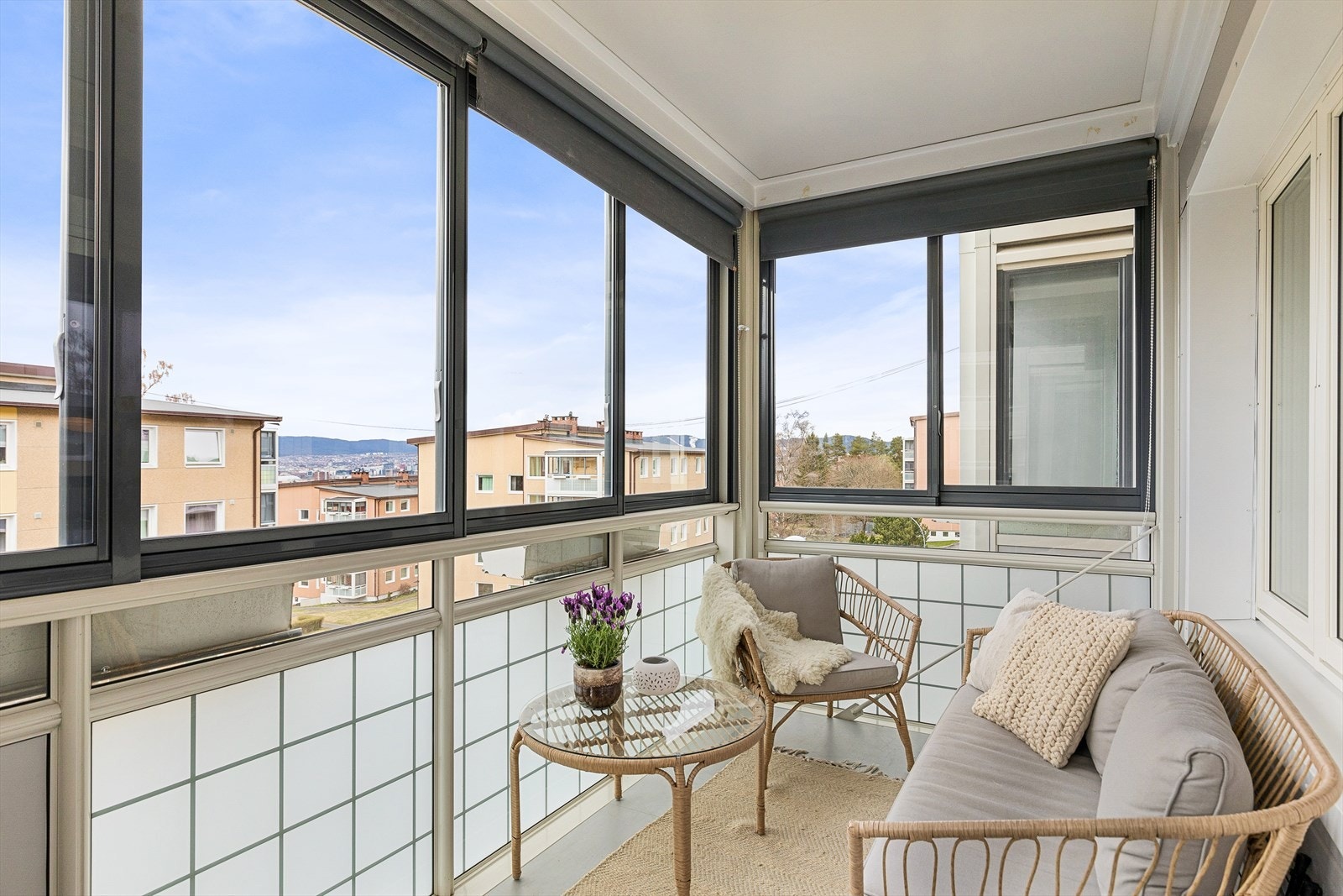 Romslig 1-roms med stor innglasset, vestvendt balkong med gulvareal på ca. 7,5 m² Galleribilde