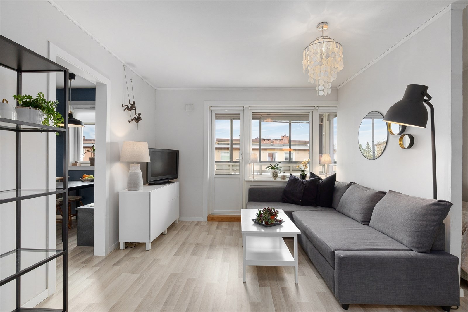 Lys og fin stue med utgang til balkong. Galleribilde